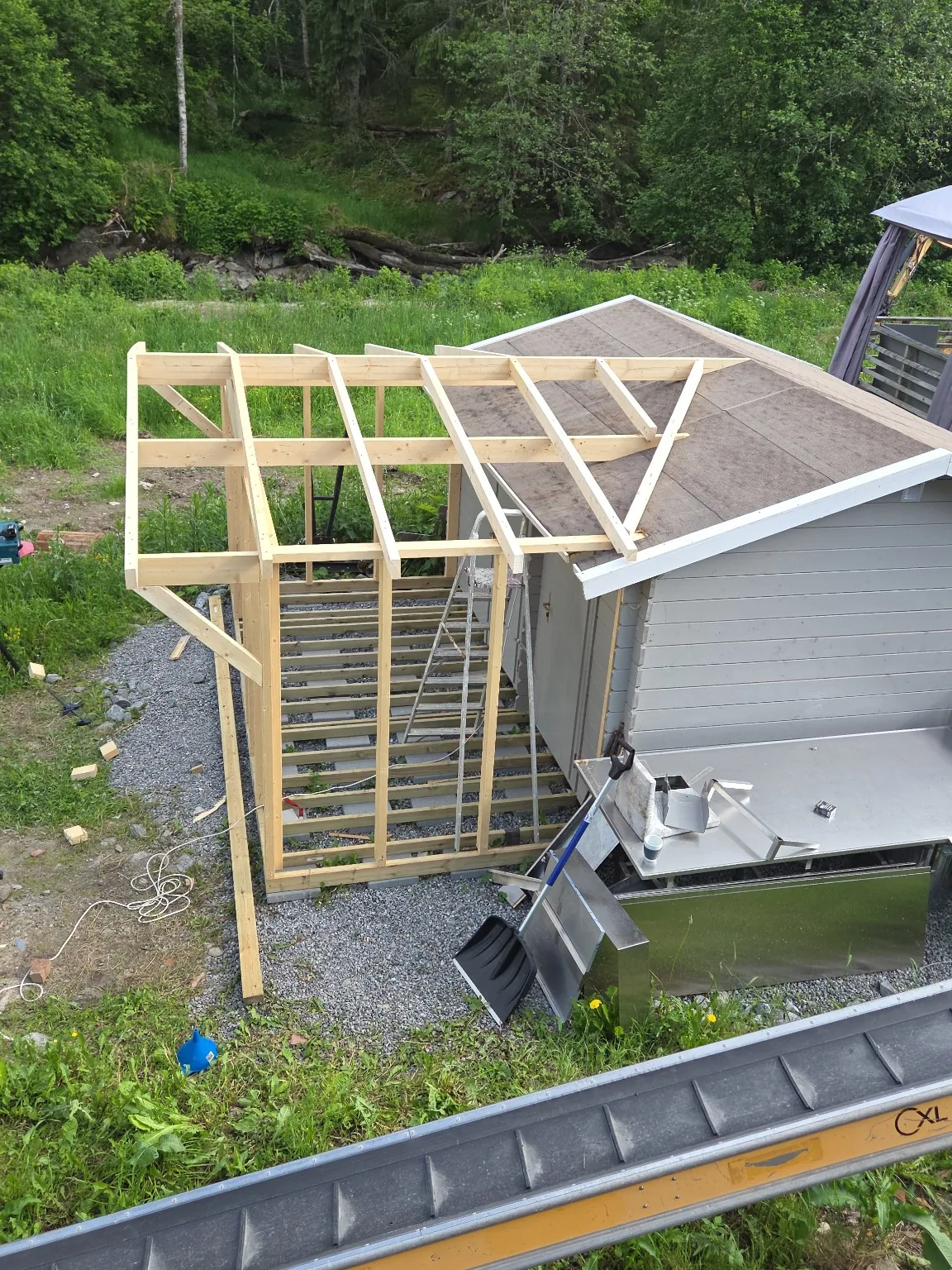 Tilbygg og takkonstruksjon under arbeid