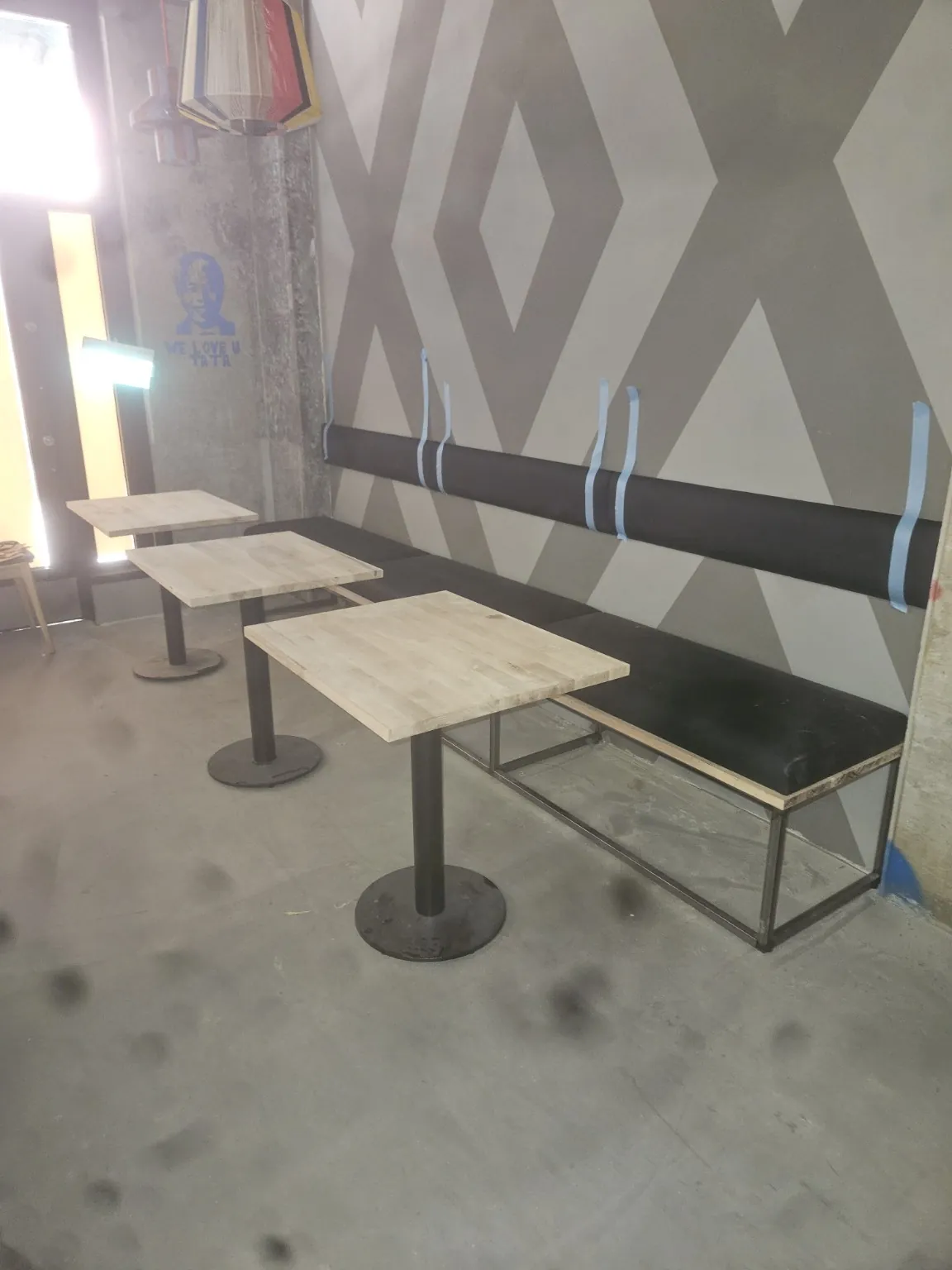 Egenproduserte restaurantbord og veggbenk